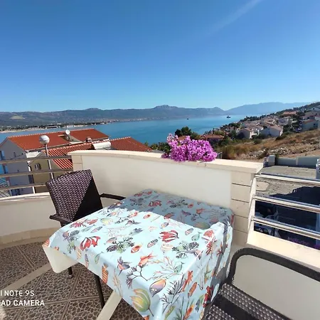 Beachfront Mastrinka With Sea View - Three Bedroom With Terrace And Sea View Trogir